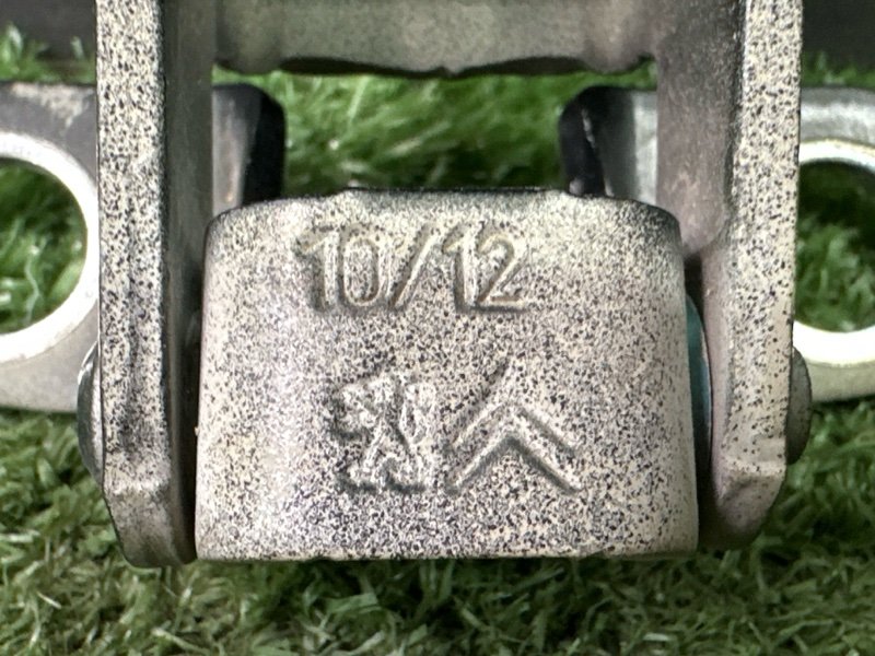 Петли крышки багажника Peugeot 308