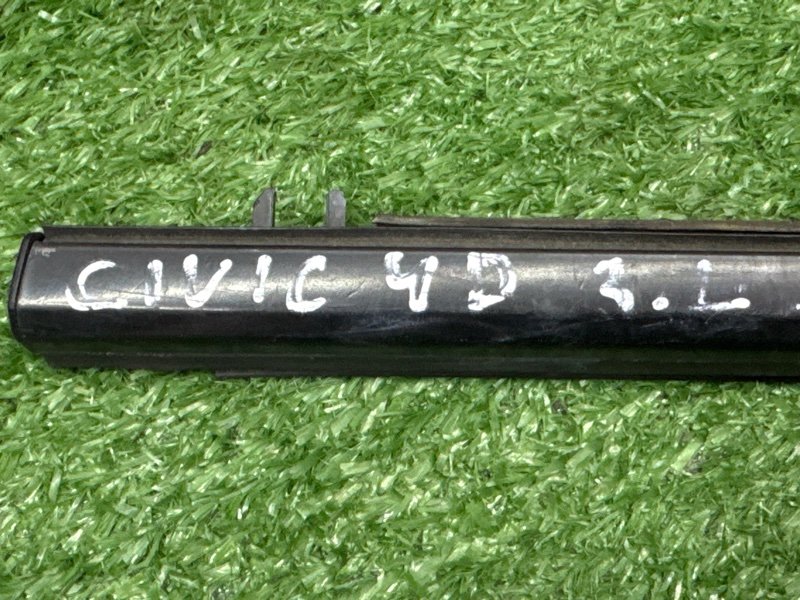 Уплотнитель стекла наружный (Бархотка) Honda Civic 4D