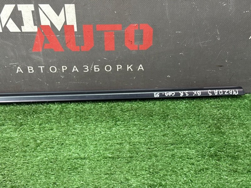Уплотнитель стекла наружный (Бархотка) Mazda 3