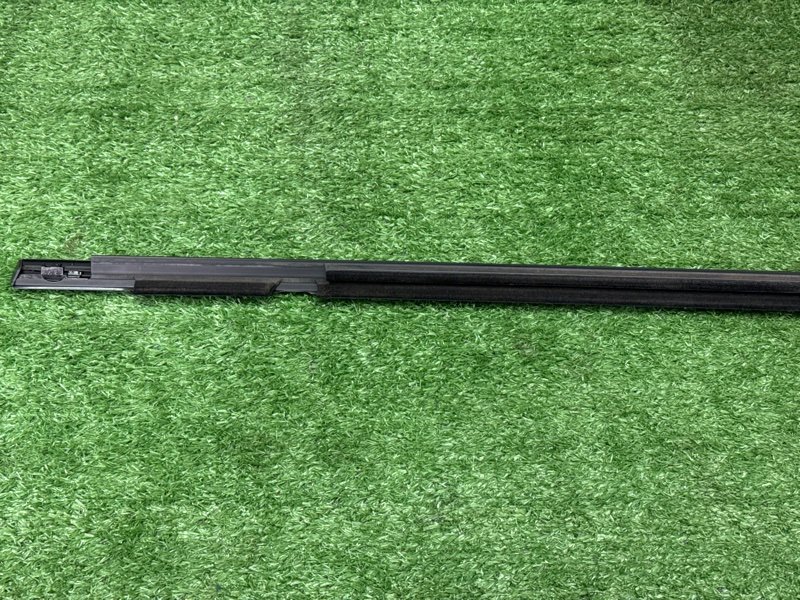 Уплотнитель стекла наружный (Бархотка) Mazda 3