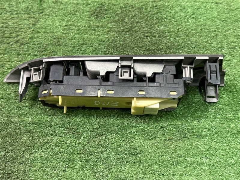 Блок управления стеклоподъемниками Toyota Land Cruiser 200