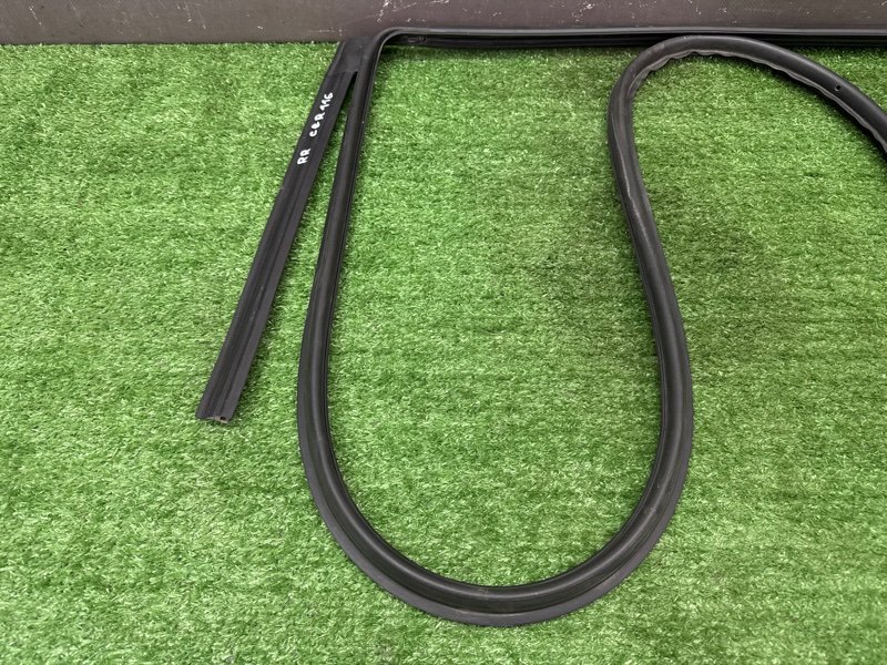 Уплотнитель двери Kia Cerato 4 2021 BD