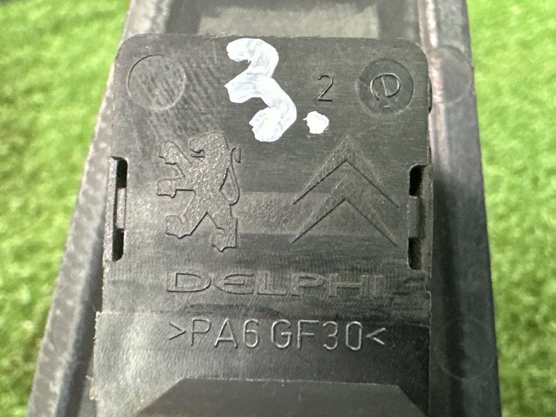 Кнопка стеклоподъемника Peugeot 308