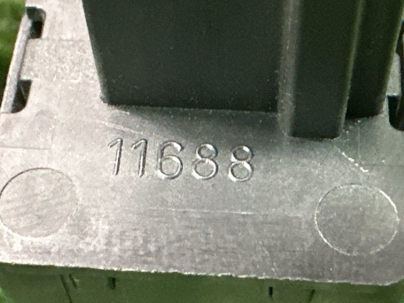 Кнопка стеклоподъемника Peugeot 308