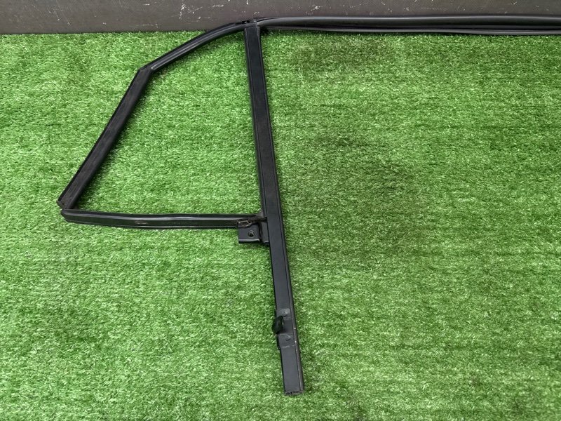 Уплотнитель стекла направляющий Hyundai Creta 2017 GS