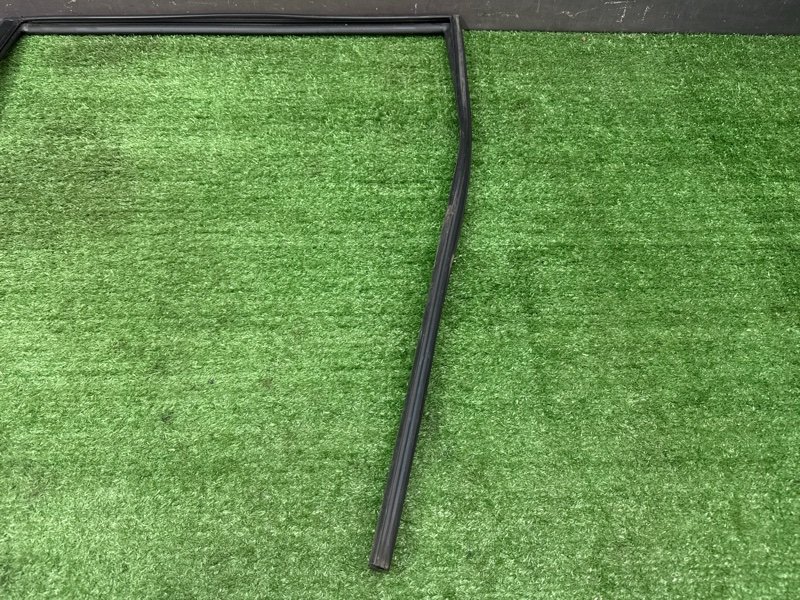 Уплотнитель стекла направляющий Hyundai Creta 2017 GS