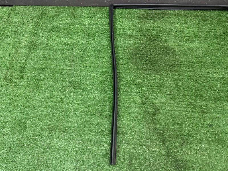 Уплотнитель стекла направляющий Hyundai Creta 2017 GS