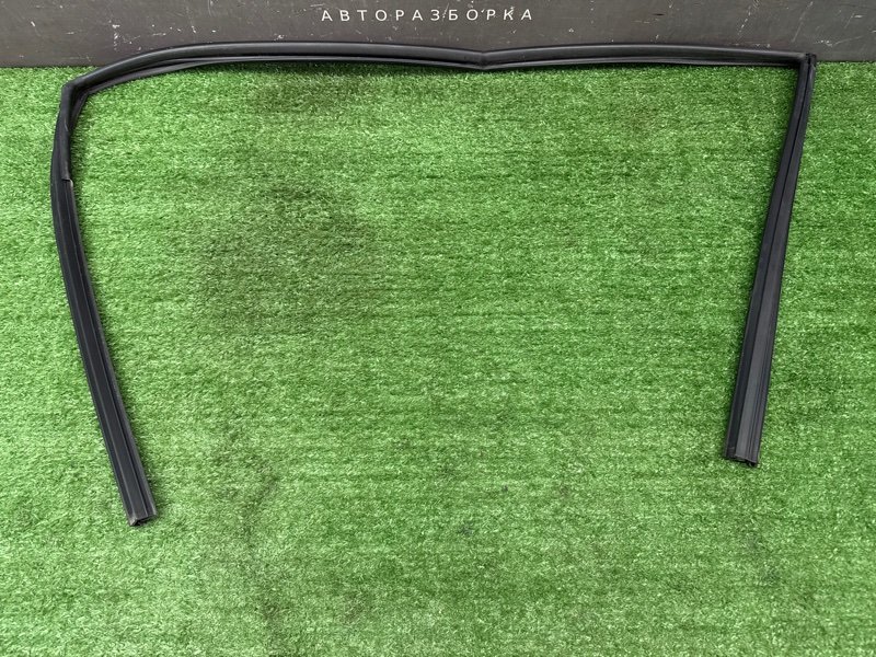 Уплотнитель стекла направляющий Hyundai Creta 2017 GS