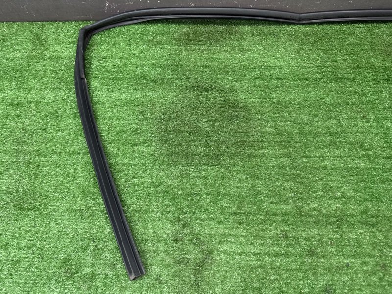 Уплотнитель стекла направляющий Hyundai Creta 2017 GS