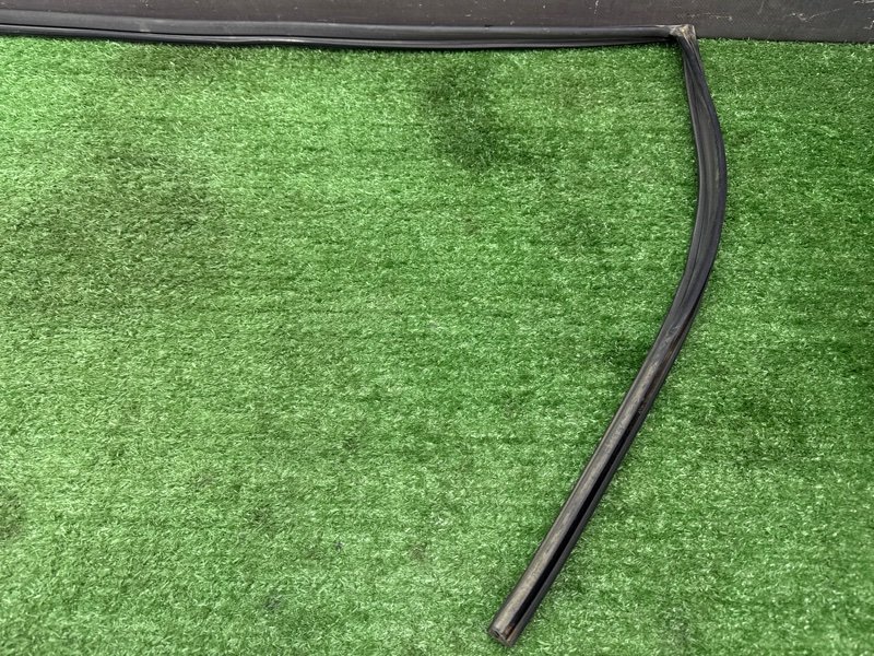 Уплотнитель стекла направляющий Hyundai Solaris 1 2013 RB