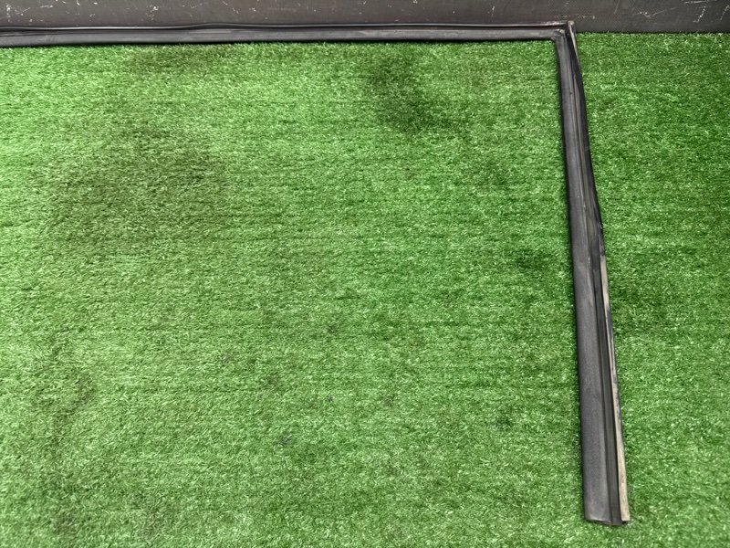 Уплотнитель стекла направляющий Hyundai Solaris 1 2013 RB