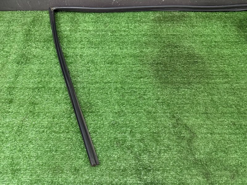 Уплотнитель стекла направляющий Hyundai Solaris 1 2013 RB