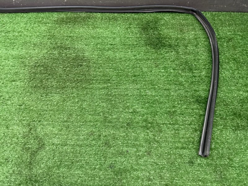 Уплотнитель стекла направляющий Hyundai Solaris 1 2013 RB