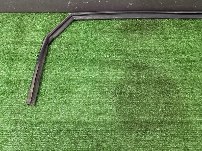 Уплотнитель стекла направляющий Hyundai Solaris 1 2013 RB