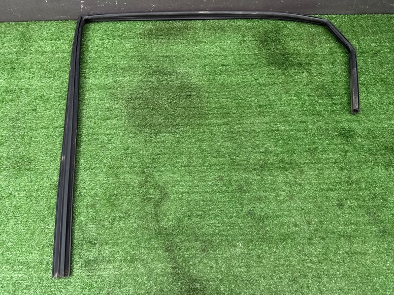 Уплотнитель стекла направляющий Hyundai Solaris 1 2013 RB