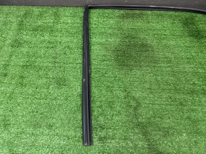 Уплотнитель стекла направляющий Hyundai Solaris 1 2013 RB