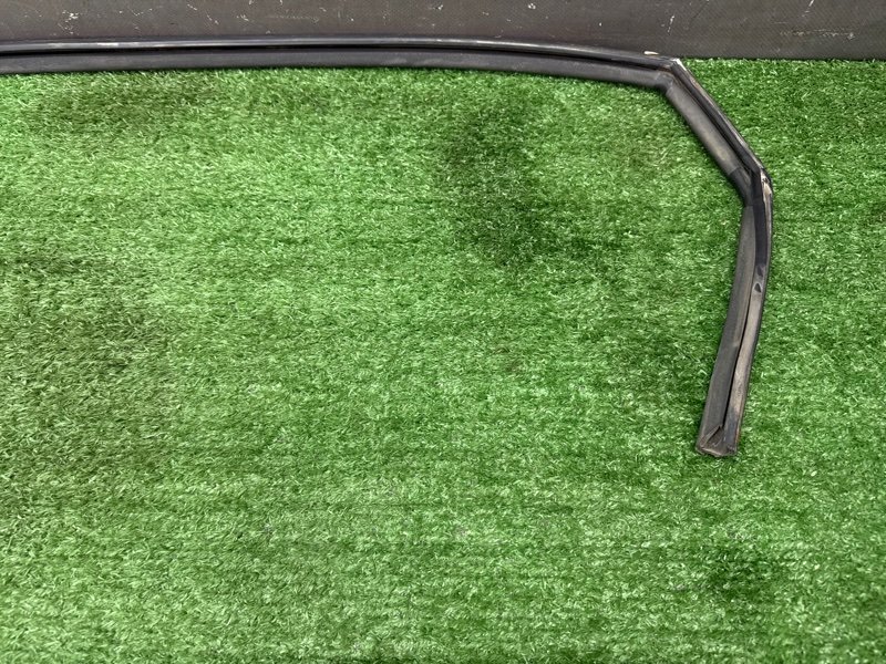 Уплотнитель стекла направляющий Hyundai Solaris 1 2013 RB