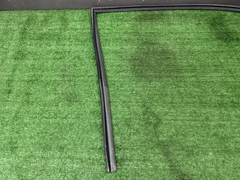 Уплотнитель стекла направляющий Hyundai Solaris 1 2013 RB