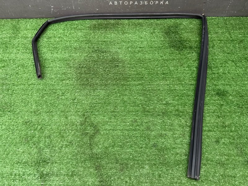 Уплотнитель стекла направляющий Hyundai Solaris 1 2013 RB
