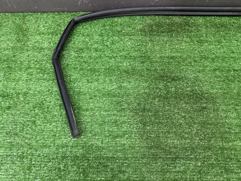 Уплотнитель стекла направляющий Hyundai Solaris 1 2013 RB