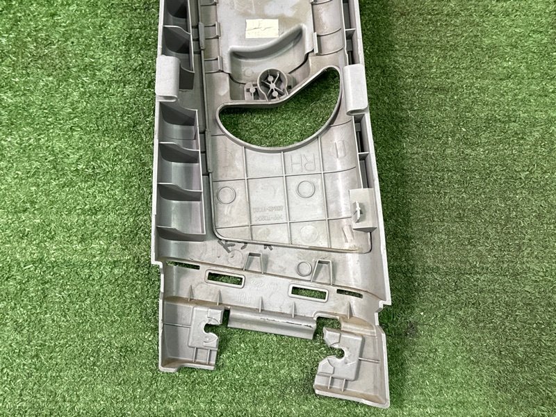 Накладка центральной стойки верхняя Hyundai Solaris 1 2013 RB