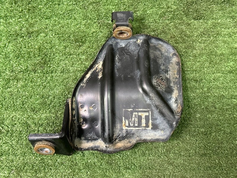 Защитный экран пыльника Шруса Hyundai Solaris 1 2013 RB