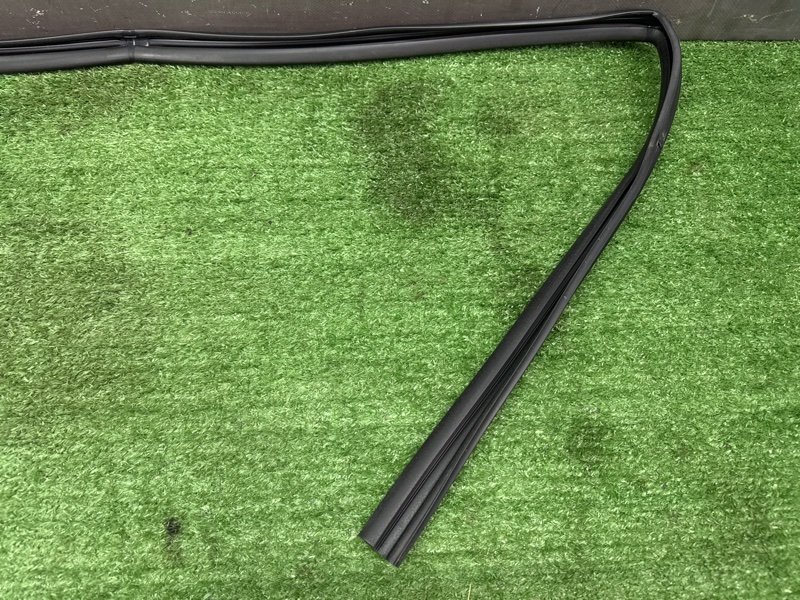 Уплотнитель стекла направляющий Hyundai Creta 2021 GS