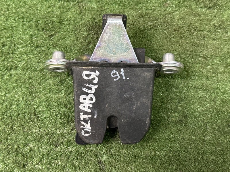 Замок крышки багажника Skoda Octavia A5