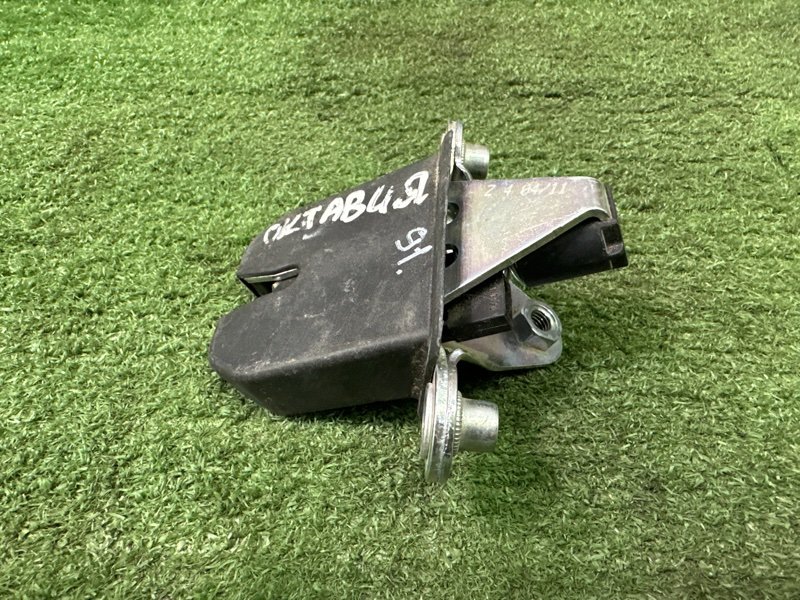 Замок крышки багажника Skoda Octavia A5