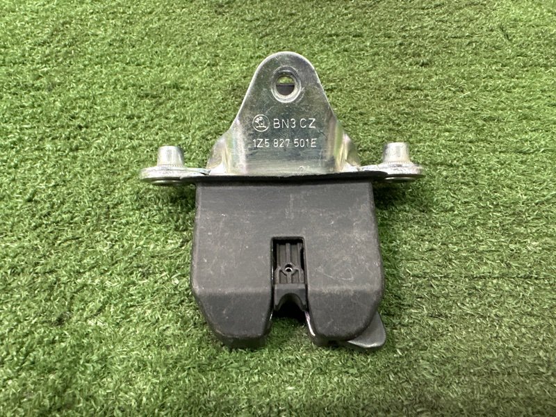 Замок крышки багажника Skoda Octavia A5