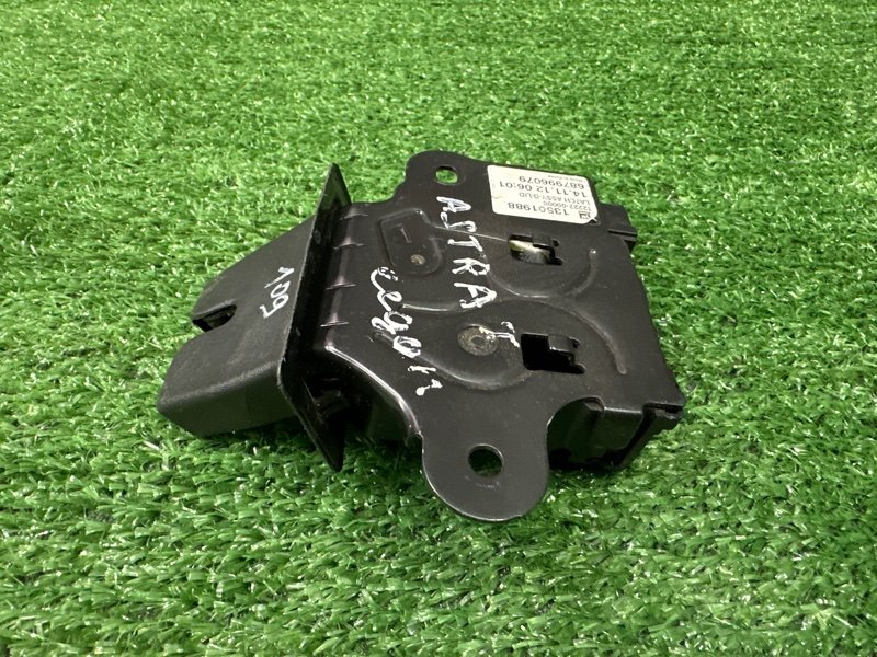 Замок крышки багажника Opel Astra J