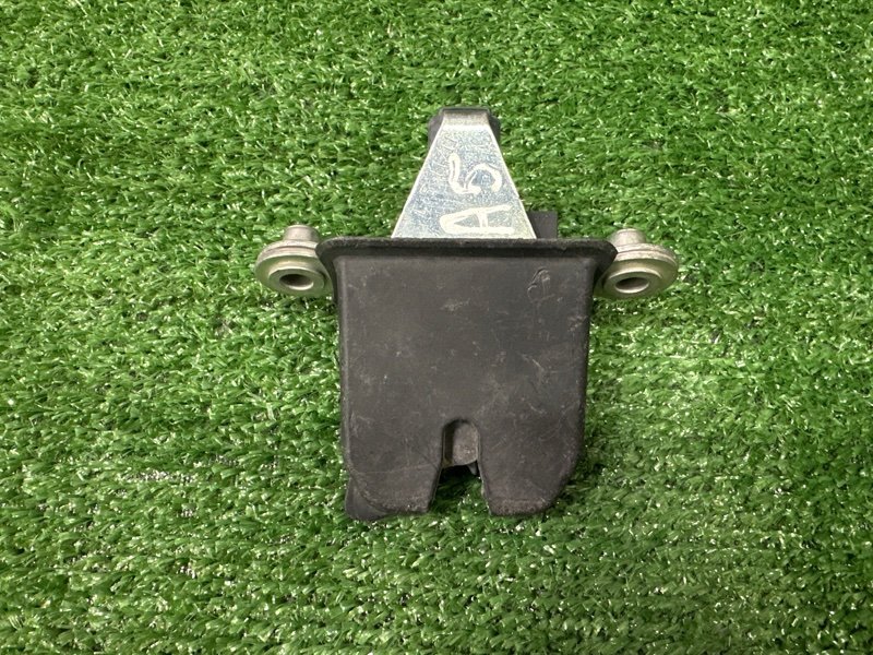 Замок крышки багажника Skoda Octavia A5