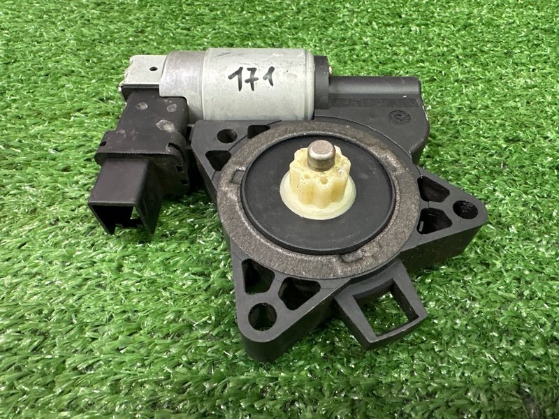 Мотор стеклоподъемника Mazda 3 BK