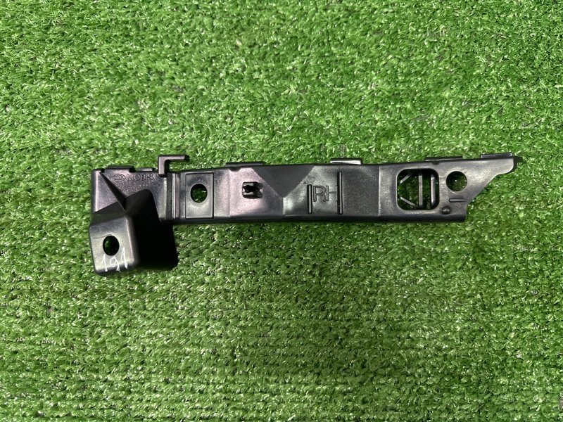 Кронштейн бампера Kia Ceed 1