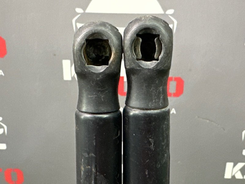 Амортизаторы крышки багажника Skoda Octavia A5