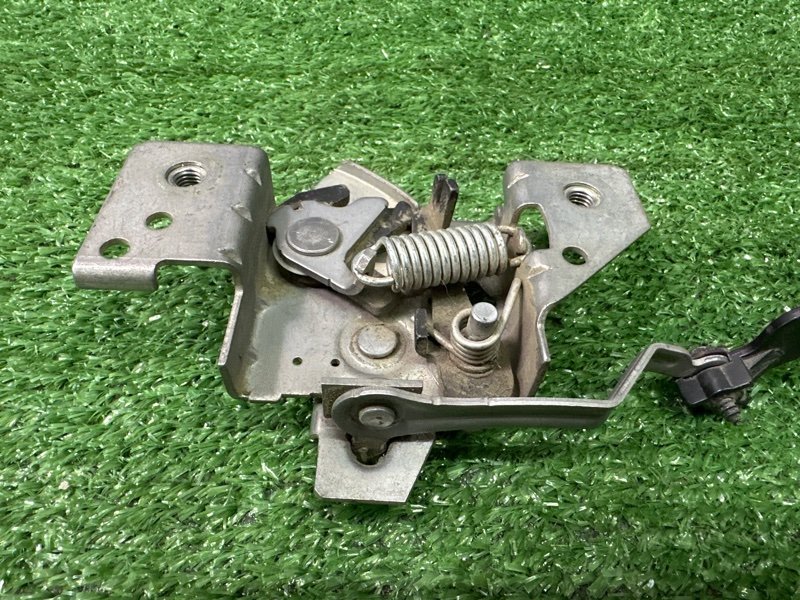 Замок капота Ford Fiesta