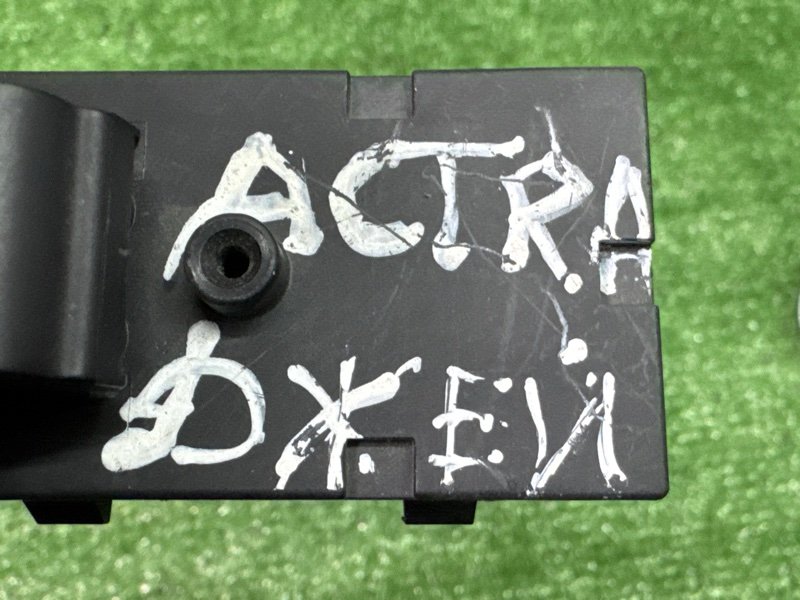 Кнопка стеклоподъемника Opel Astra J