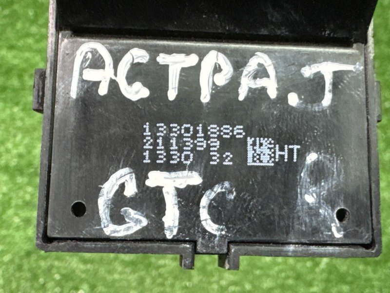 Кнопка стеклоподъемника Opel Astra J