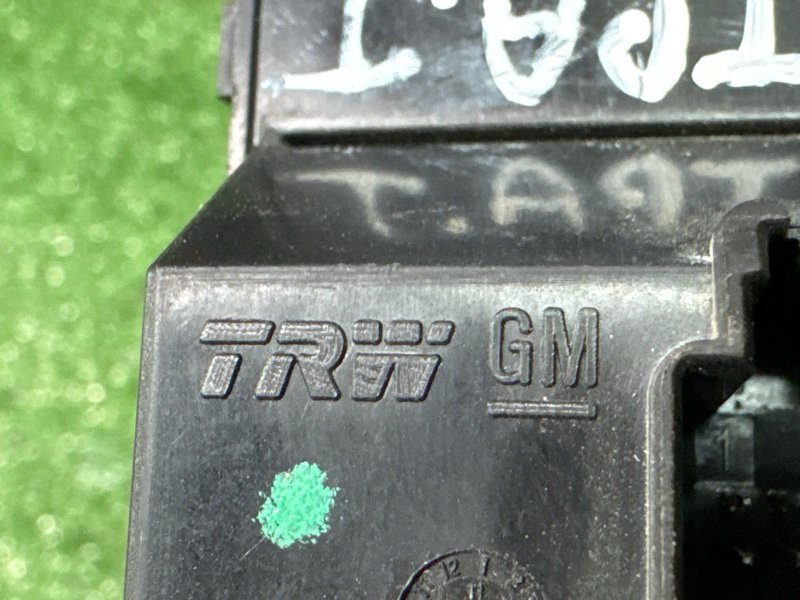 Кнопка стеклоподъемника Opel Astra J