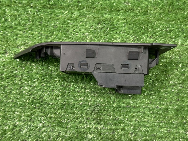 Кнопка стеклоподъемника Opel Astra J