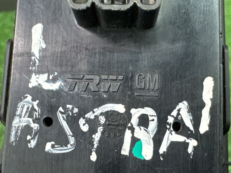 Блок управления стеклоподъемниками Opel Astra J