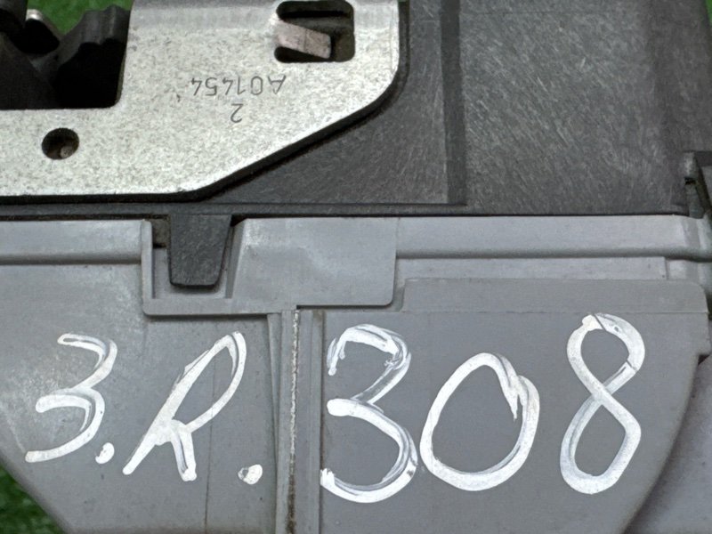 Замок двери Peugeot 308