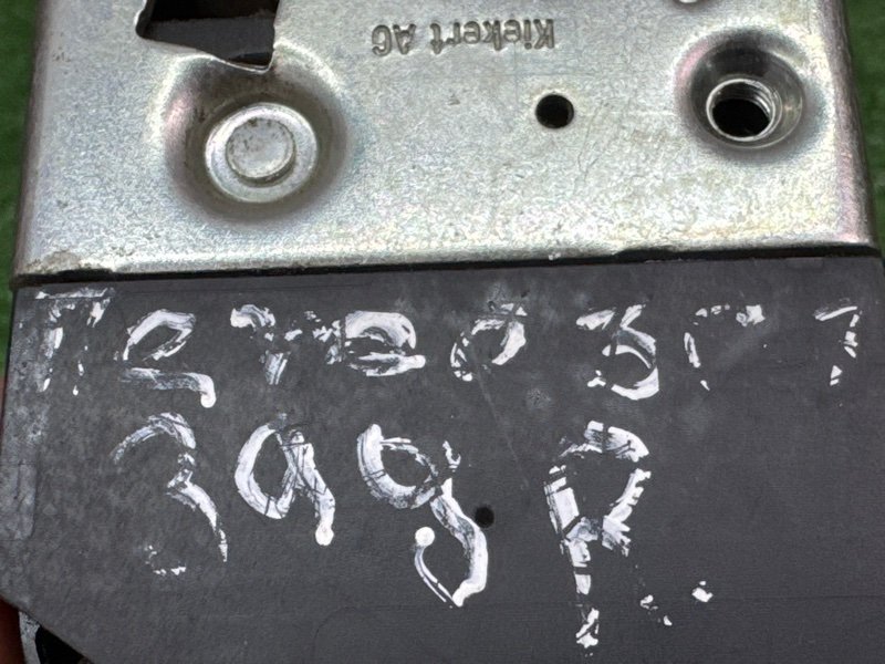 Замок двери Peugeot 307