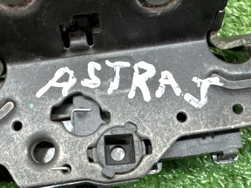 Замок багажника Opel Astra J