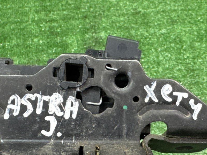 Замок багажника Opel Astra J