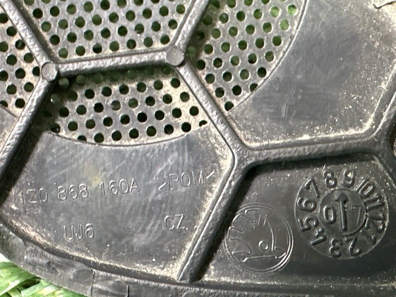 Кнопка стеклоподъемника с решеткой динамика Skoda Octavia A5