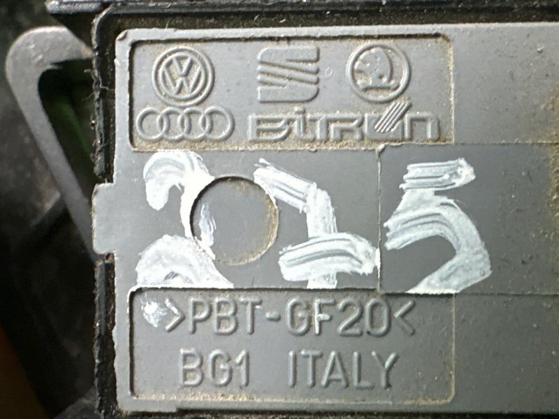 Кнопка стеклоподъемника с решеткой динамика Skoda Octavia A5