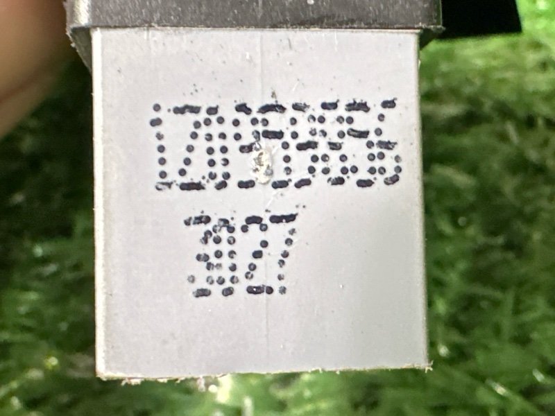 Кнопка стеклоподъемника с решеткой динамика Skoda Octavia A5