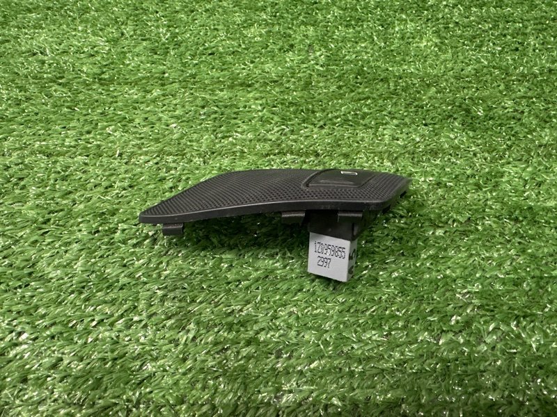 Кнопка стеклоподъемника с решеткой динамика Skoda Octavia A5