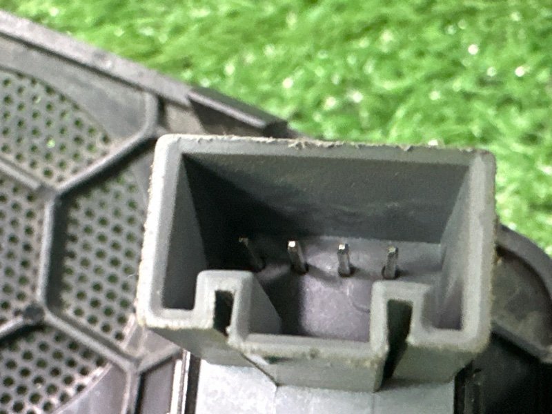 Кнопка стеклоподъемника с решеткой динамика Skoda Octavia A5